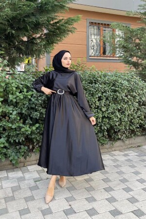 Abendkleid aus Satin mit elastischem Taillengürtel und Gürtel in Schwarz - Şule Giyim