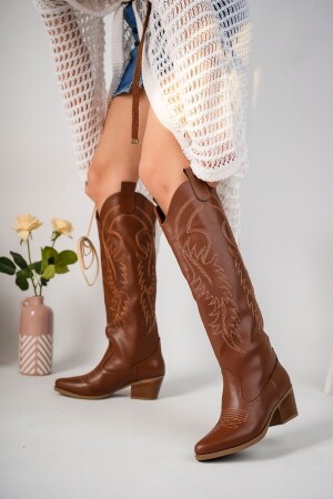 Braune Lederstiefel im Cowboy-Stil mit Stickerei an der Spitze und an den Seiten - Favi Ayakkabı