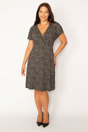 Großes schwarzes Damenkleid mit Wickelkragen und niedrigen Ärmeln 65n34331 - Şans