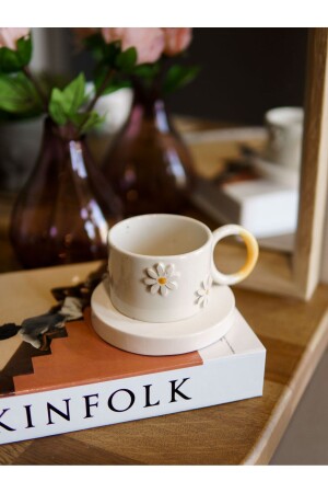 Handgefertigte Keramiktasse mit Gänseblümchenmuster - Terraco Ceramic