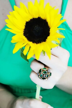 Handgefertigter Diamantring im besonderen Design mit Smaragdstein - Utku Kuyumculuk