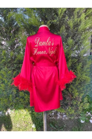 Henna-Morgenmantel mit roten Ärmeln und Federn - Before To Be Bride