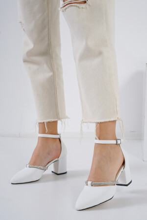 Kadın Beyaz Saten Kumaş Taşlı Karnı Yarık Bilekten Bantlı Kısa Topuklu Ayakkabı 6cm MMERT27 - 1