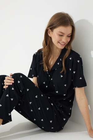Kurzärmliges Pyjama-Set mit Knopfleiste aus Baumwolle in Schwarz und Weiß mit Herzmuster - Siyah İnci