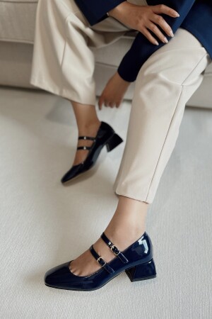 Marineblaue Mary Jane-Schuhe aus Lackleder für Damen mit geschlossener Rückseite, Doppelband und quadratischer Zehenpartie und kurzem Blockabsatz - Polka Store