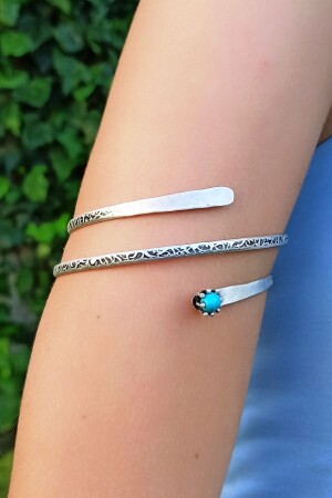 Motivförmiges Naturstein-Armband, versilbert, handgefertigt, verstellbar, Bizeps-Armband - Fildişi Aksesuar