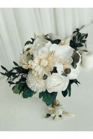 Neue Saison: Die Magie des weißen Brautstraußes und der künstlichen Blume im Knopfloch des Bräutigams und des schockierten Grases ALMBUK030 - 2