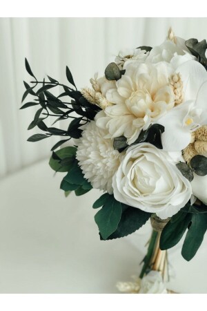 Neue Saison: Die Magie des weißen Brautstraußes und der künstlichen Blume im Knopfloch des Bräutigams und des schockierten Grases ALMBUK030 - 3