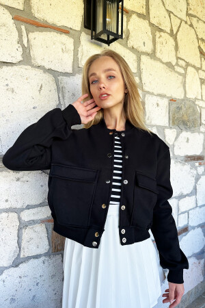 Schwarze Damen-Crop-Jacke mit Druckknopfverschluss und doppelter Tasche ALC-X10940 XL - Trend Alaçatı Stili