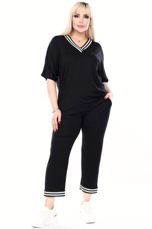 Schwarzer Damen-Capri-Anzug mit V-Ausschnitt und Streifen, kurzen Ärmeln und elastischem Bund - Melsay